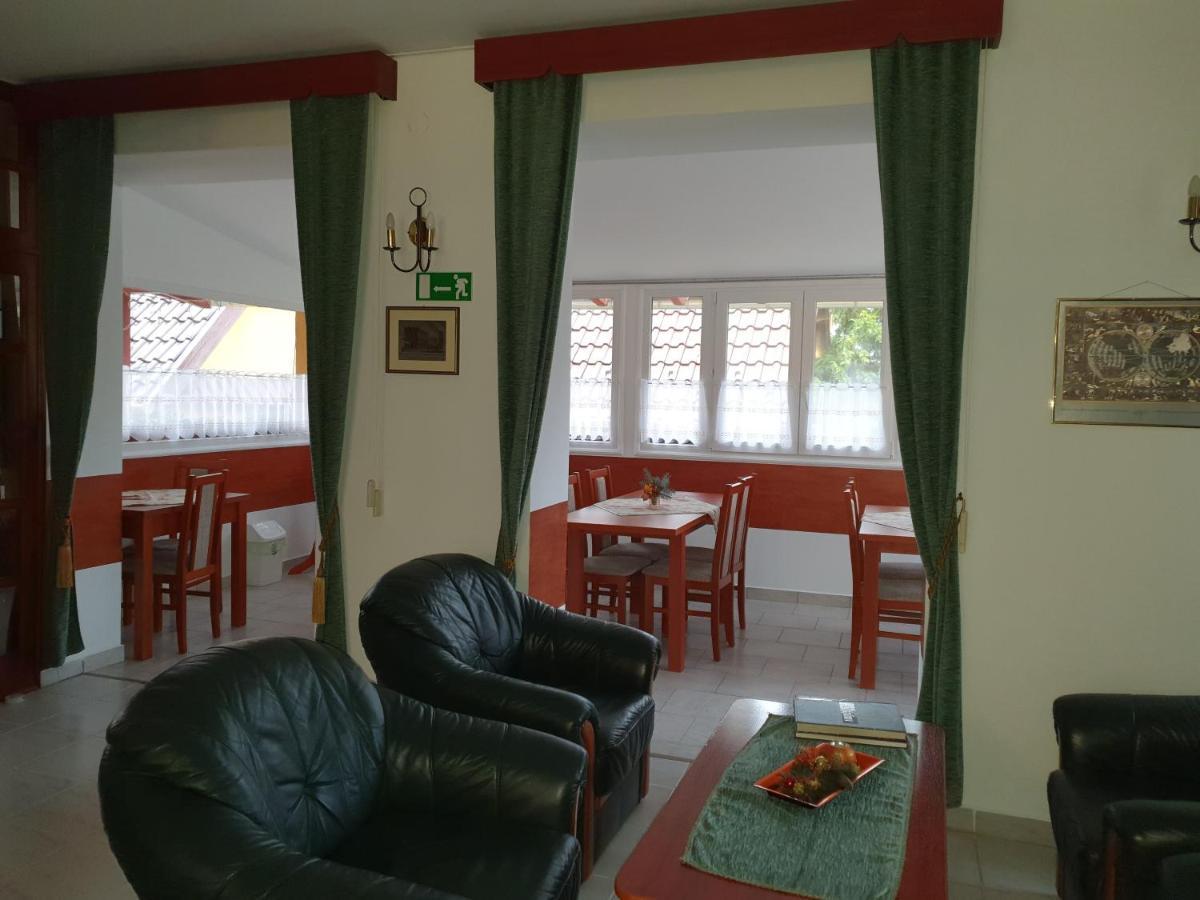 Gala Panzio Hotel Simontornya Luaran gambar